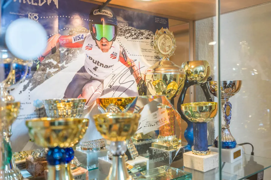 Pokal-Vitrine mit Ski-Rennsport-Erinnerungen der Familie