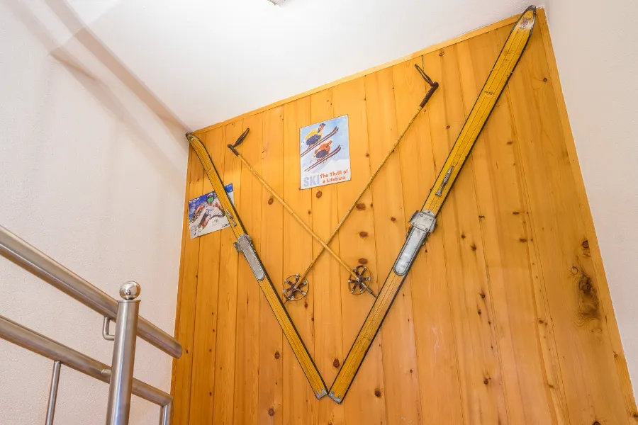 Nostalgische Ski-Deko im Treppenhaus