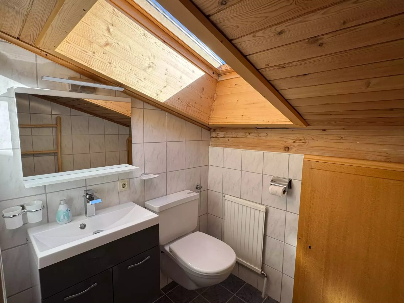 Badkamer met wastafel