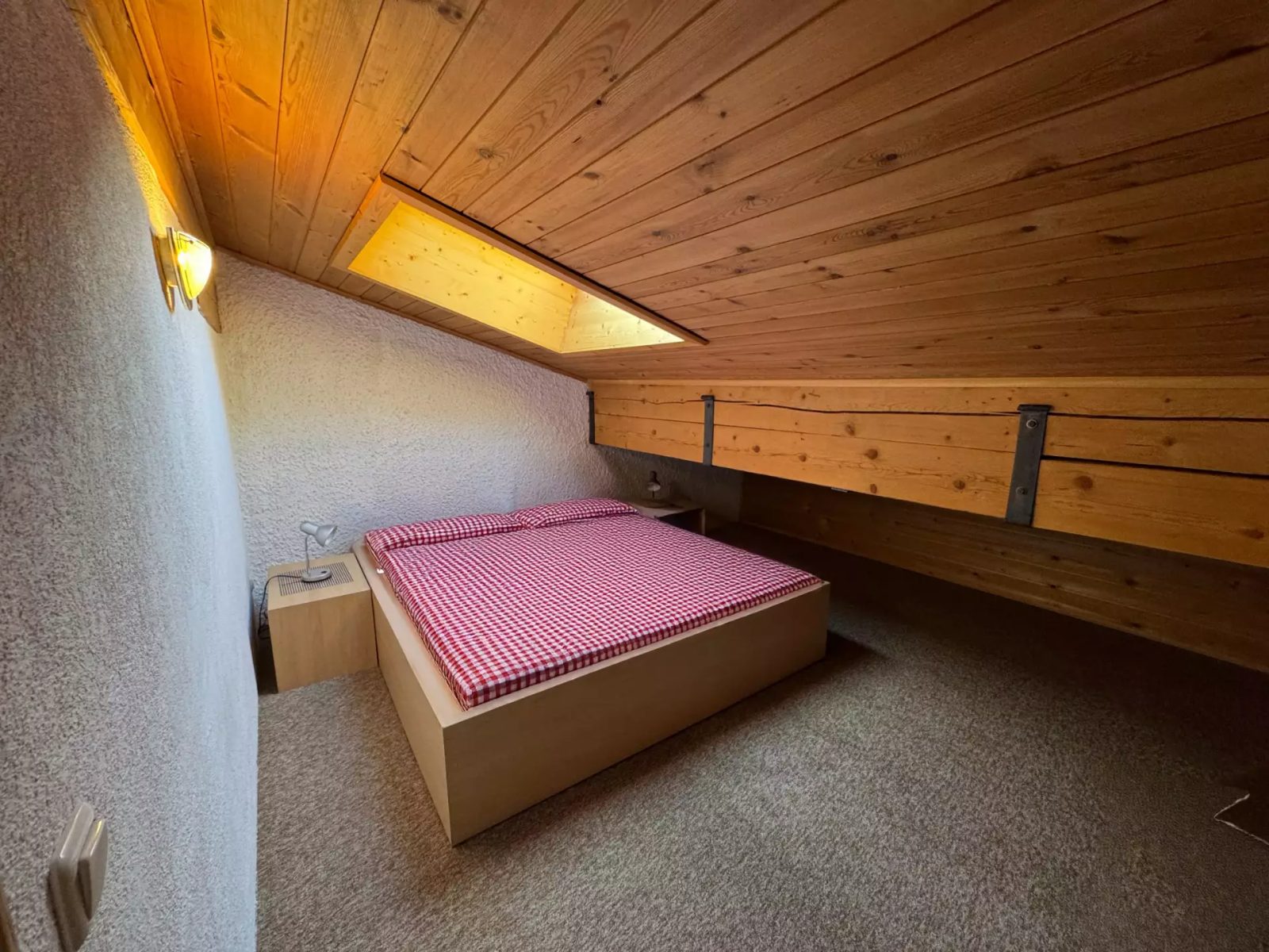 Slaapkamer onder het houten dak