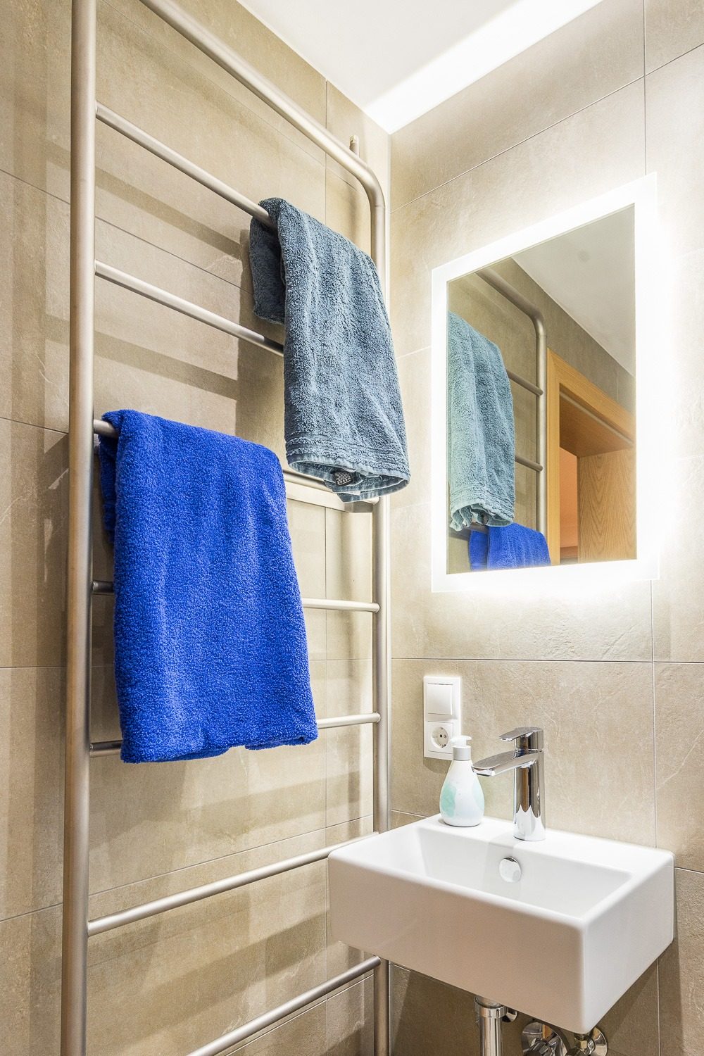 Bathroom with washbasin and WC