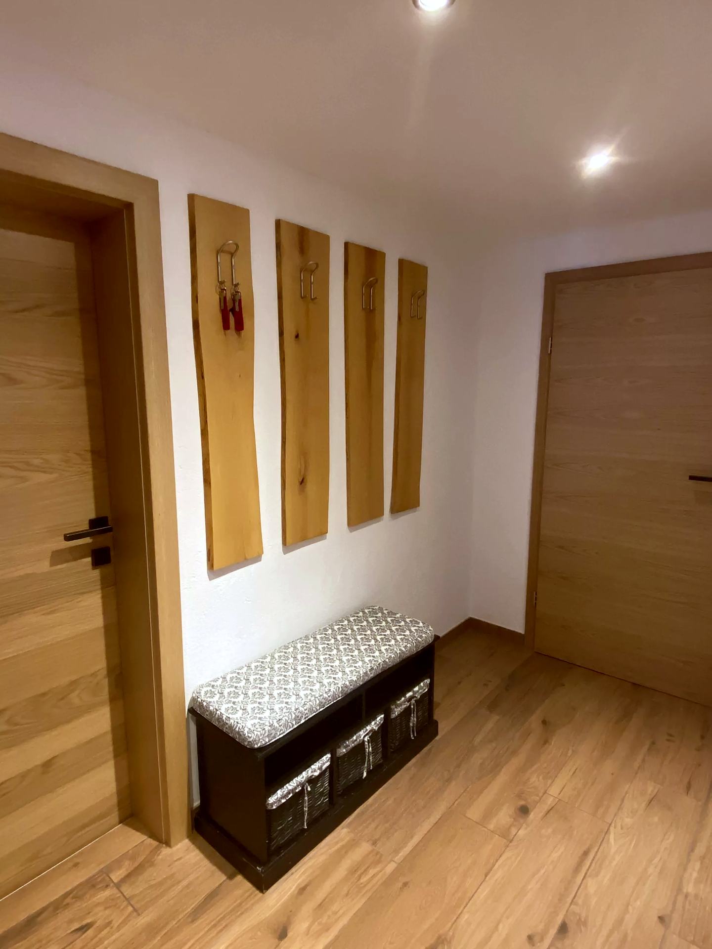 Entrance area with wooden coat rack and bench